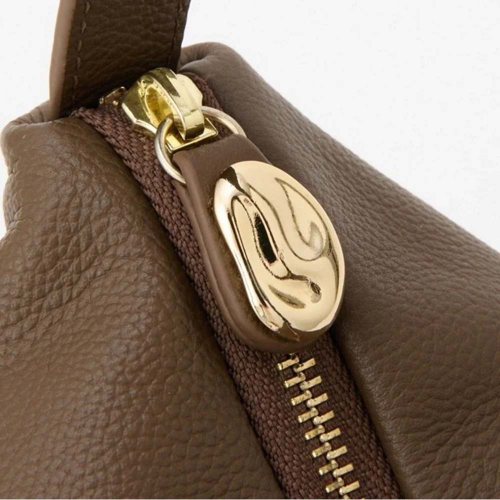 Elegant Brown Leather Shoulder Bag - Picture 8 of 8
